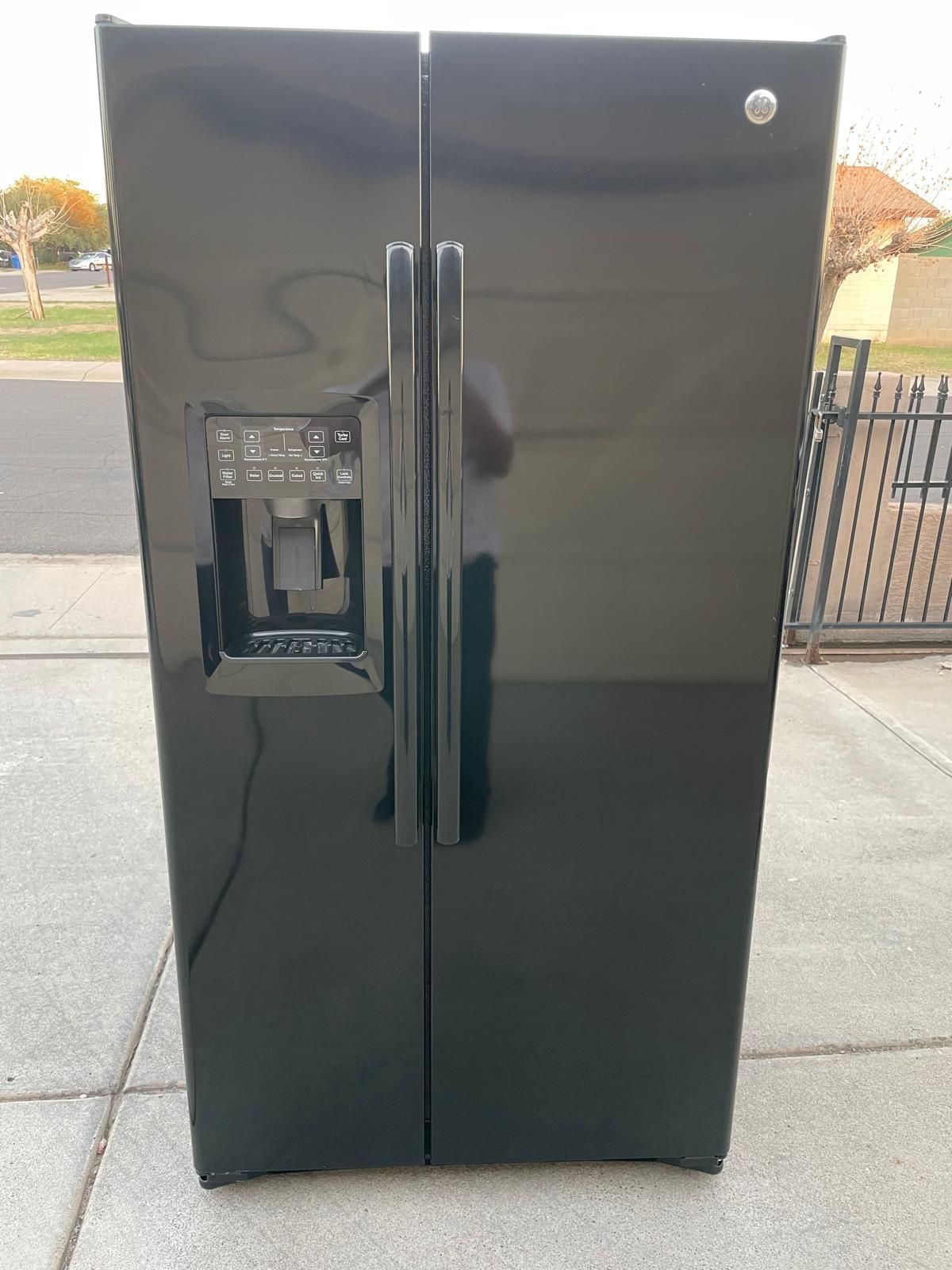 REFRIGERATOR Ge COUNTER DEEP BLACK COLOR