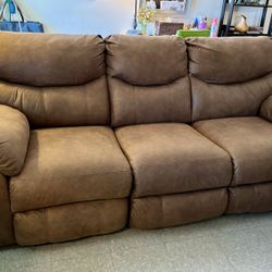 Like New brown 2 recliner couch 