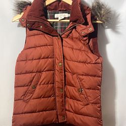 Woman’s Size 6 H&M Faux Fur Drawstring Adjustable Hooded Burgundy puffer VEST With Snaps And Pockets  