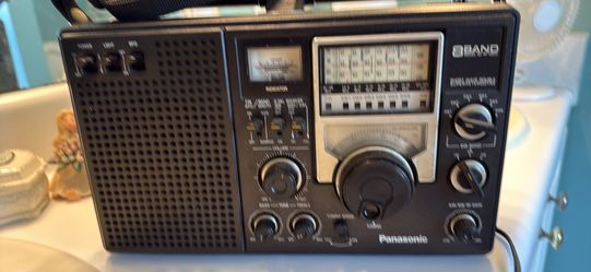 Vintage PANASONIC RF-2200 8 Band Short Wave Radio TESTED AM/FM SW (no light) Please see pics before contacting me. I’m pretty sure the antenna needs t