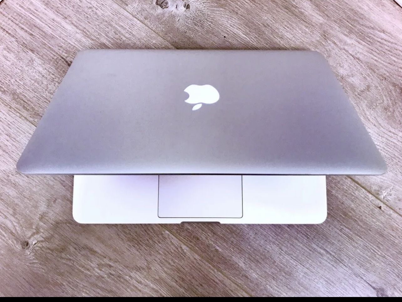 Apple Macbook Pro 13” 2017 I5 Dual Core 8Gb Space Feet