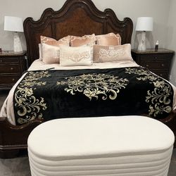 King Marge Carson bed ( mattress not including