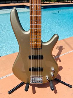 5 String Bass - Super Clean w Tuner, Strap and gig bag