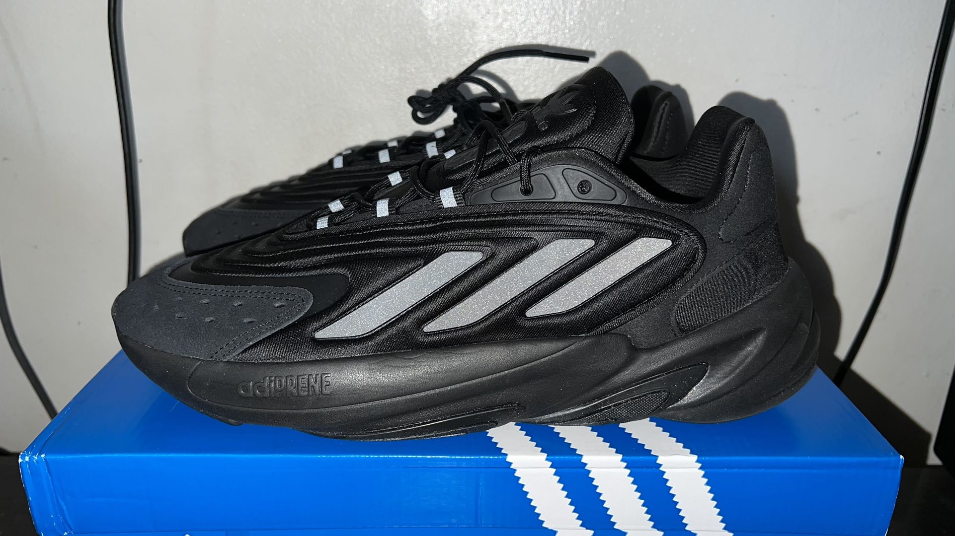 Adidas Ozelia Size 8.5 Brand New 