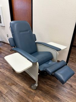 Invacare Clinical Care IV / Infusion Recliner Chair – Model IH6077A