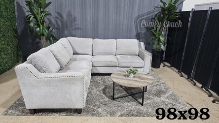 🛋️ Beautiful Studded Sectional (Delivery Available!! )