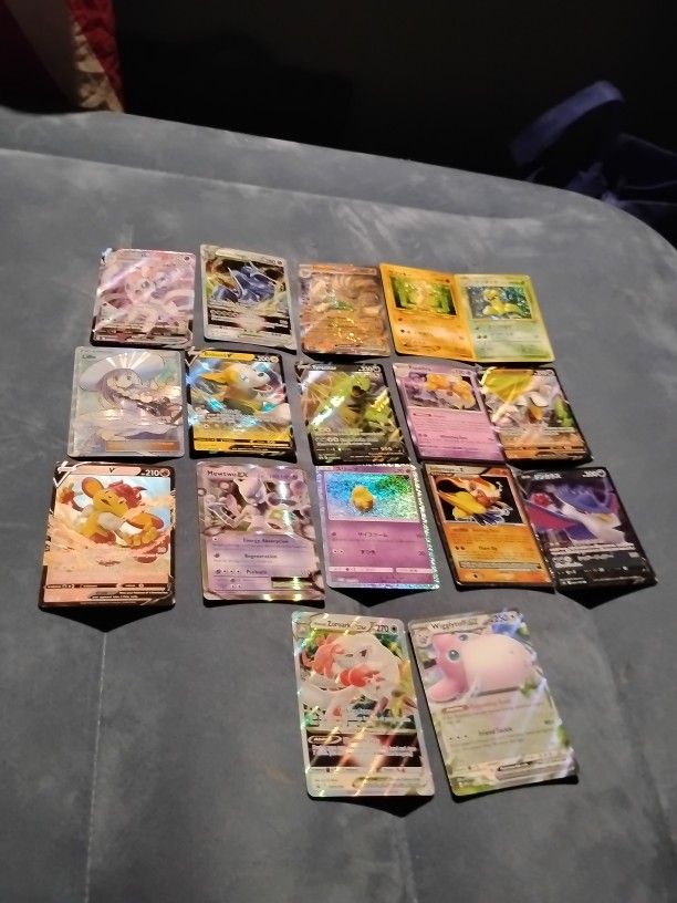 Lot Of 17 Pokemon Cards.