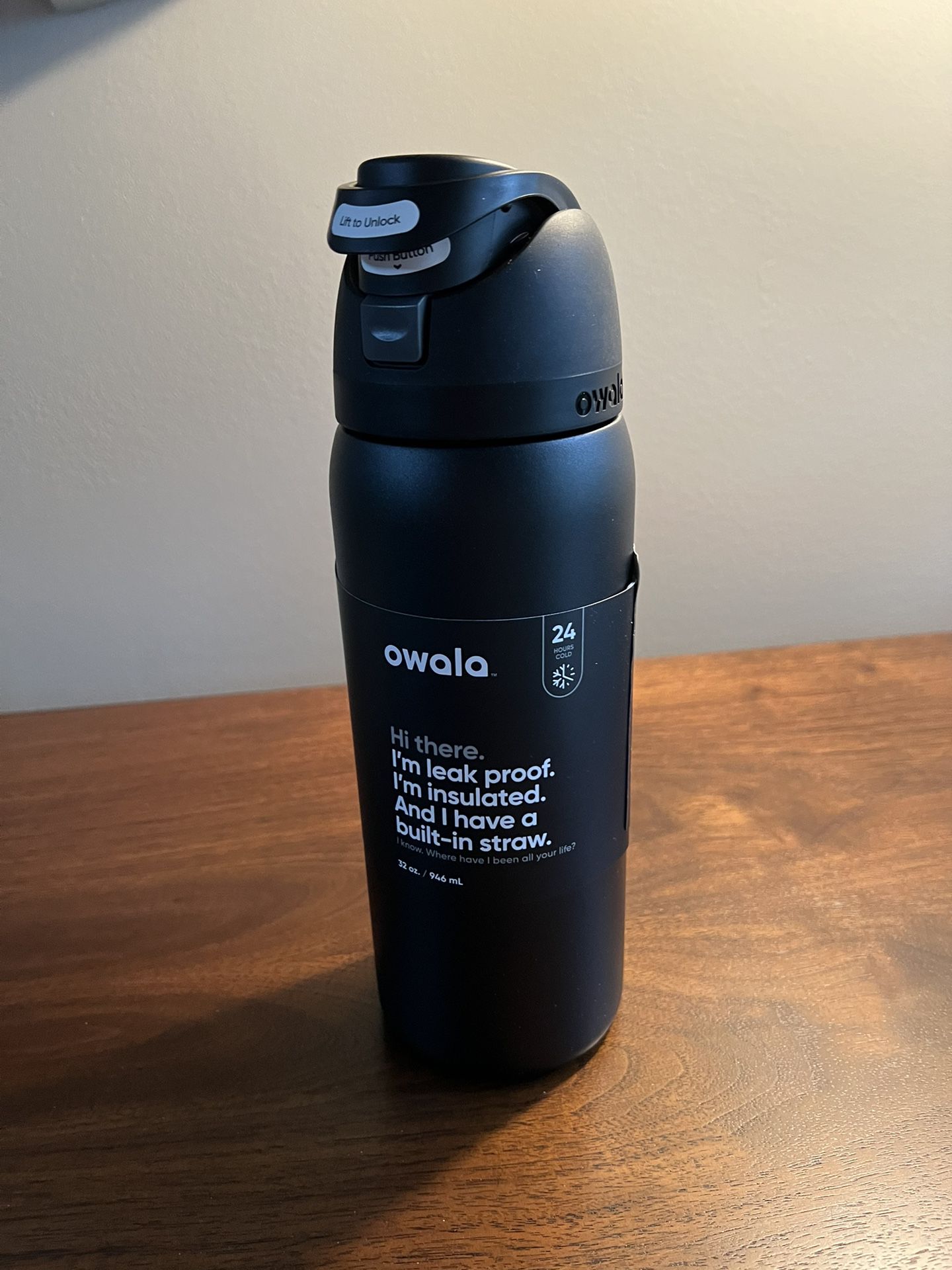 Owala NEW 32 oz. freesip stainless steel water bottle - Very, Very Dark - Black  BPA FREE  24 hours cold Leak proof Insulated Built in straw  Dishwash