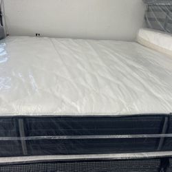 KING SIZE SEALY POSTUREPEDIC MATTRESS & BOX SPRINGS BED SET