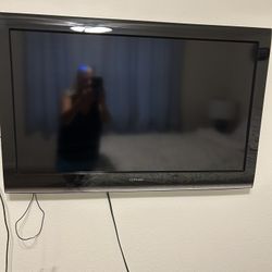 32 TV WITH ROKU