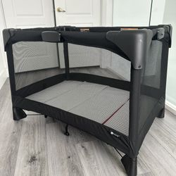 4moms Breeze Plus Portable Playard with Removable Bassinet and Baby Changing Station (4pack of sheets included)