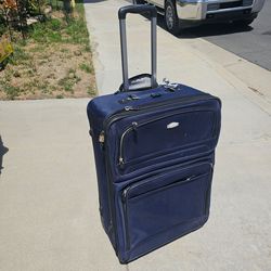 Suitcase size 31 inch tall