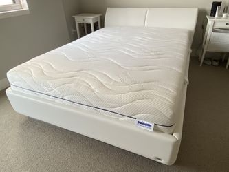 Queen Size Bed In Shorewood 200$