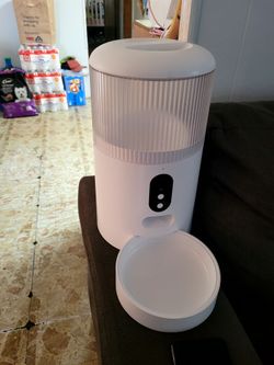 Automatic pet feeder with camera