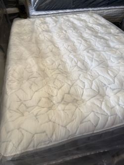 Queen size bed mattress king koil modern luxury luxury firm button top Aireloom Kluft hotel collection Serta Sealy saatva beautyrest black Stearns & f