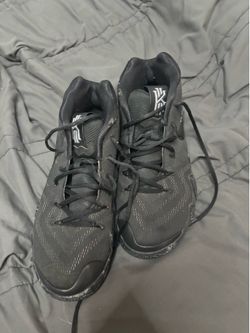 Kyrie 4 “blackout” size 11