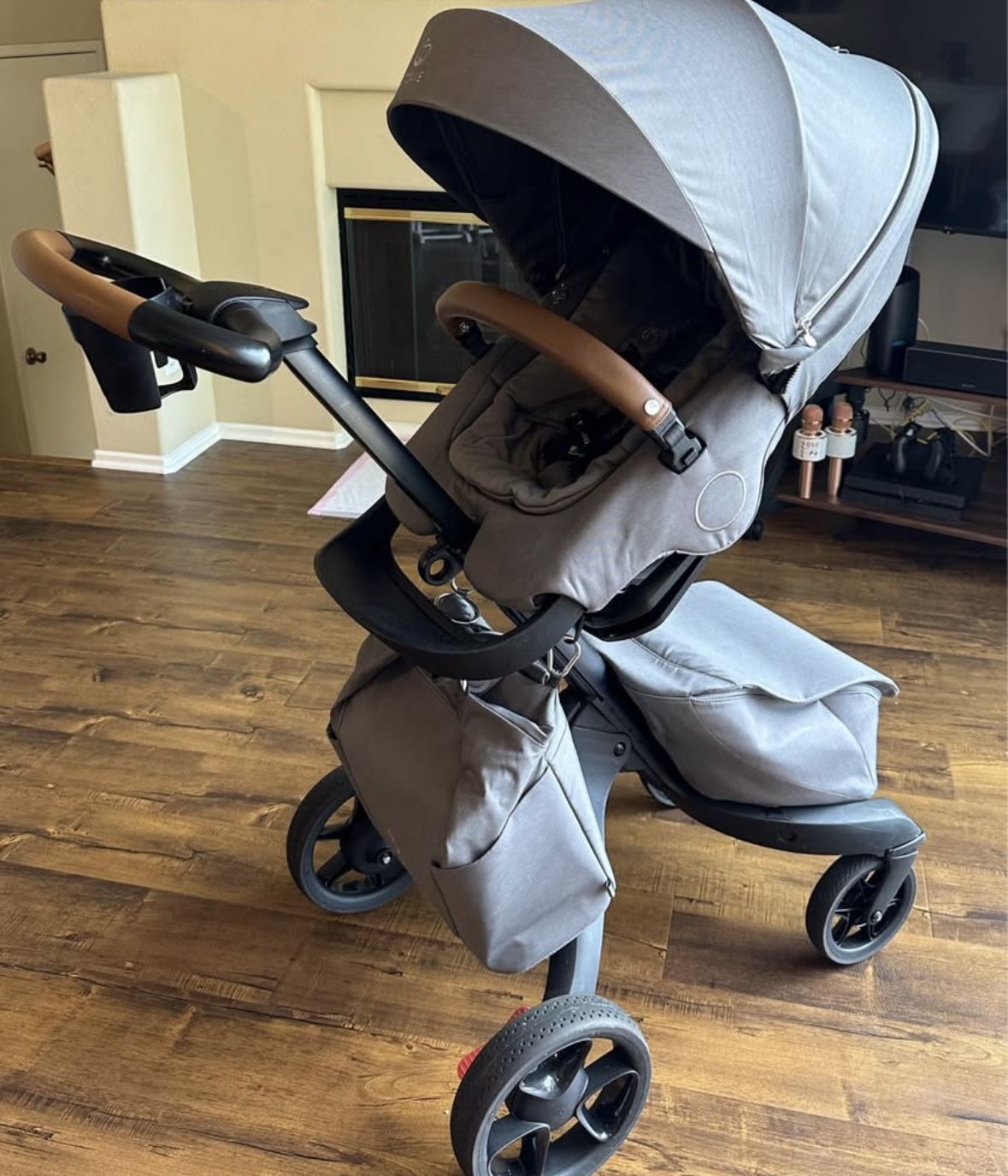 Stokke Xplory X (Latest Model) Luxury Stroller + Bassinet + Diaper Bag + Cup Holder – Excellent Condition