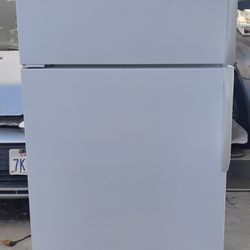 Magic Chef Apartment Size Fridge (PLEASE READ DESCRIPTION FOR DETAILS) THANK YOU!!👍