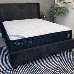KING Dreamcloud Memory Foam Mattress - Like New !