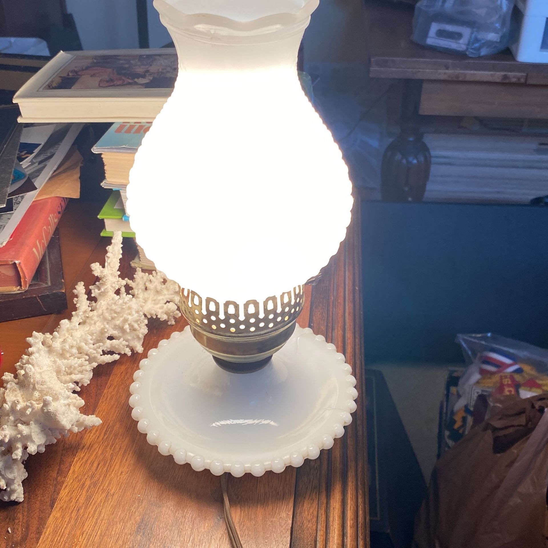 vintage-milk-glass-hobnail Lamp