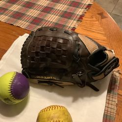 Rawlings softball / Baseball 12.5” glove. Playmaker series. Comes with 2 softballs or baseballs.  Correctly broken in Plainfield, Illinois 