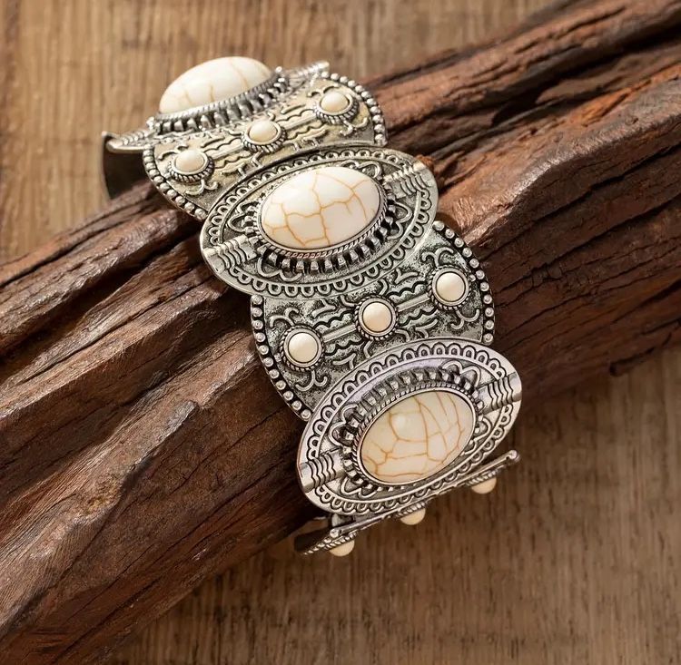 🔥GORGEOUS WHITE TURQUOISE BRACELET 