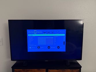 32in Flat Screen TV with Stand
