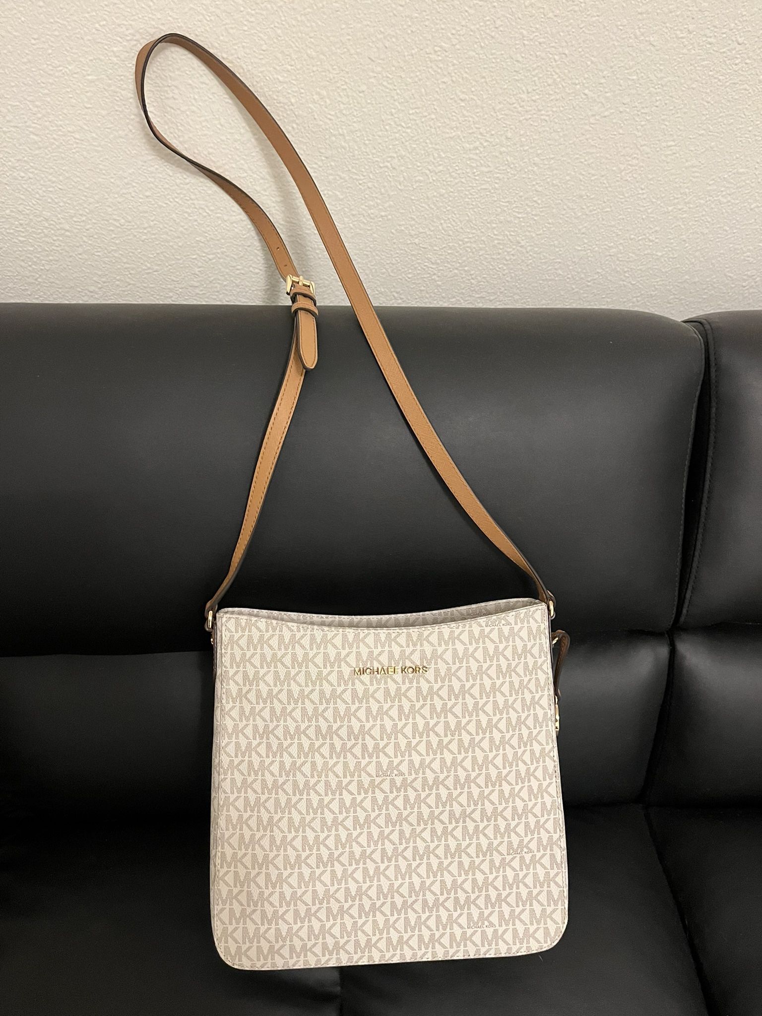 Michael Kors Jet Set Travel Women's Messenger Bag - Cream