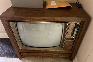 Vintage 1984 wood grain CONSOLE TV television with manual and remote