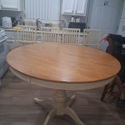 Vendo Mesa Con Cuatro Sillas Cuidada