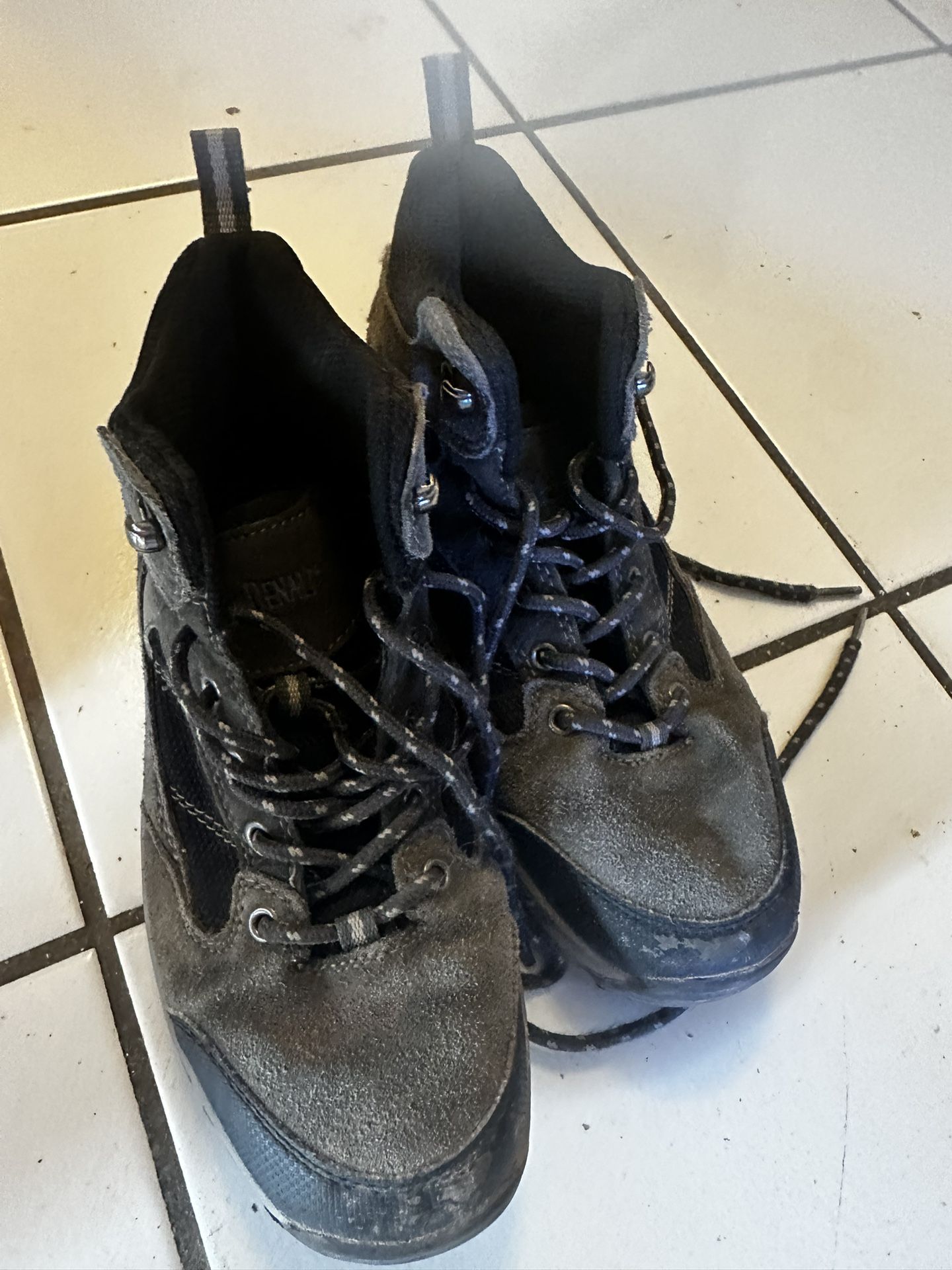 Boys Hiking Boots. Size 4