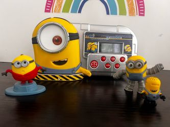 MINION ALARM CLOCK WITH 3 MINION FIGURES! LIGHTS UP! MINION TALKS! SUPER CUTE! CUTE ALARM SOUND!!