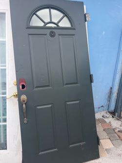 Puerta exterior de metal