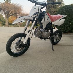 Dirtbike 125cc - Brand New - Gas - Helmet Included 