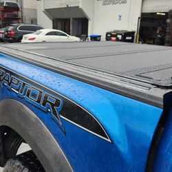 TONNEAU COVER IN STOCK FOR ALL TRUCKS  ( MADE IN USA) TAPADERA EN INVENTARIO PARA TODAS LAS TROCAS, HARD TRIFOLD BED COVERS, BEDLINERS, SIDE STEPS