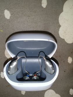 Like New RELATE 4.0 RIC R. Hearing Aids W/ Bluetooth. Can Listen To Music  From Your Phone Threw Them.