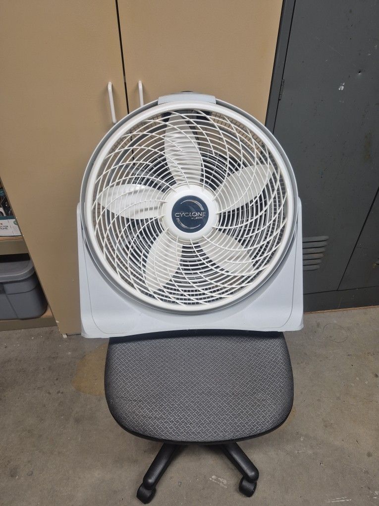 Lasko cyclone pivoting floor fan