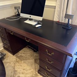 Desk and chair / Escritorio Y Silla 