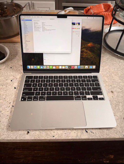 Apple MacBook Air 13.6" 256GB SSD M2 8GB  Silver Apple Care + 8/30/26 100% Batte