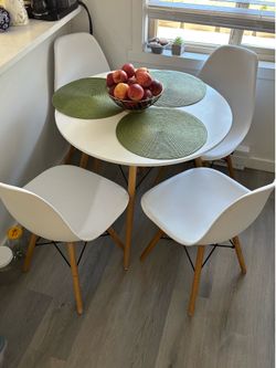 Table and chairs set