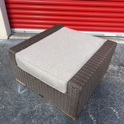 Patio Big Wicker Banquet With Pillow 