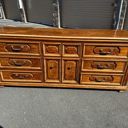 Thomasville 9 drawer dresser/tocadpr de 9 cajones 