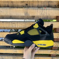 Jordan 4 Thunder Size 5Y, 13