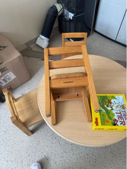 Lakeshore kids table +5 chairs