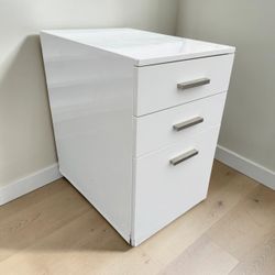 Modern White Three Drawer Storage Chest Cabinet, Drawers all work great. Some cosmetic wear see pics 22x16x25in