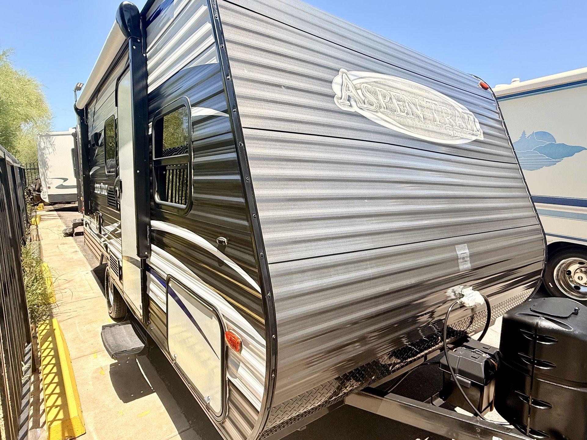17 Aspen Trail 21Ft Travel Trailer BunkHouse Only 3300 Pounds Like New