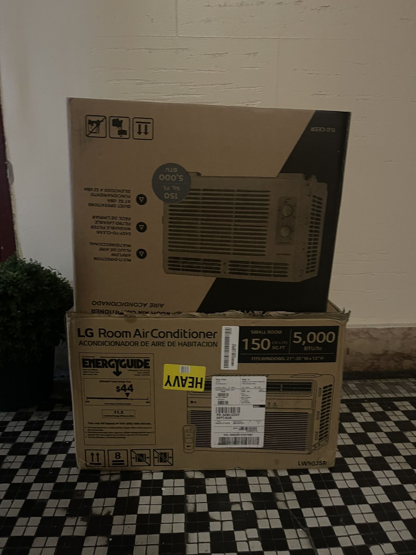 LG Air Condition (Small Room 150 Sq Ft 5k BTU)