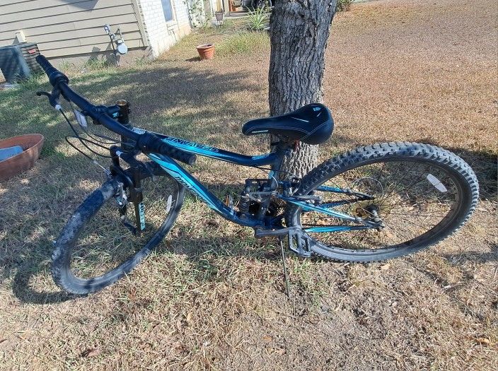 Mongoose Tervane Women's 27.5-inch Mountain Bike.