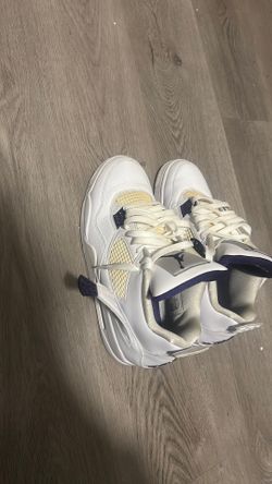 Jordan 4 metallic purple  size 10