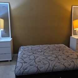 King 2 Nightstands 2 Mirrors 2 Lamps